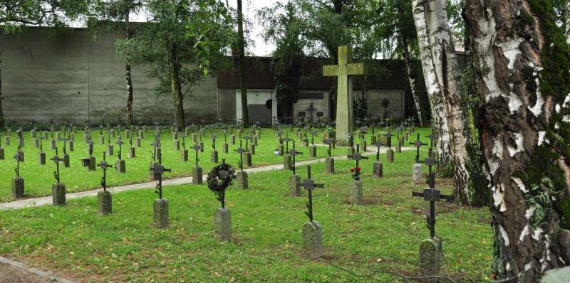 Линц. Индивидуальные могилы на интернациональном воинском захоронении городского кладбища Святой Барбары.