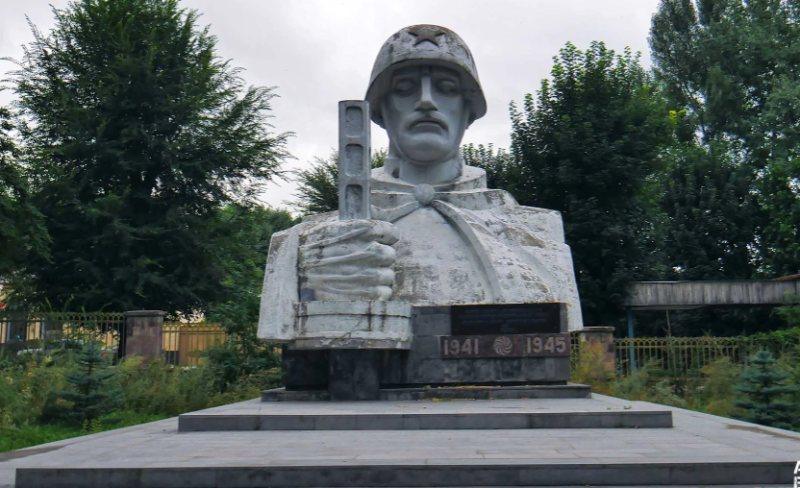 г. Ереван. Памятник, советским воинам.