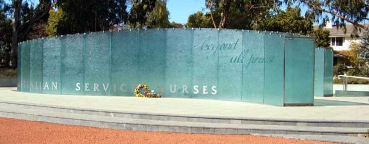 Памятник медсестрам.