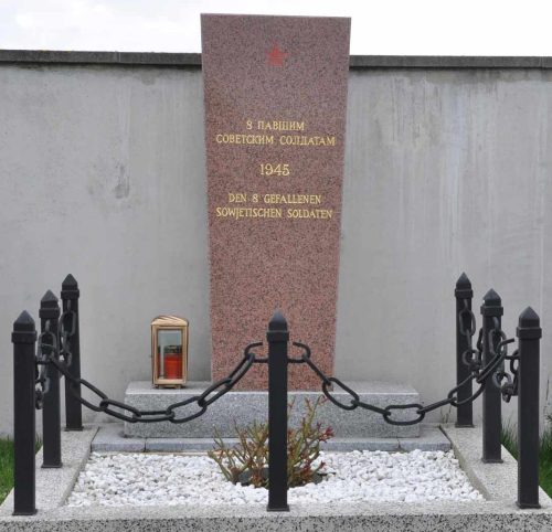 Нидерхоллабрунн. Братская могила на общинном кладбище.