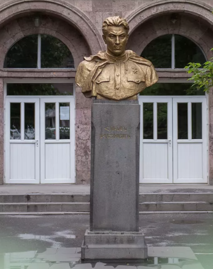 г. Ереван. Памятник Унану Аветисяну.