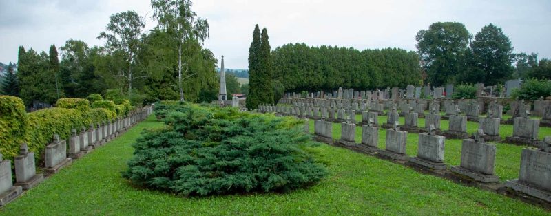 Нойленгбах. Братские и индивидуальные могилы на общинном кладбище, где захоронено 506 советских воинов.