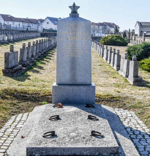 Нойленгбах. Братские и индивидуальные могилы на общинном кладбище, где захоронено 506 советских воинов.