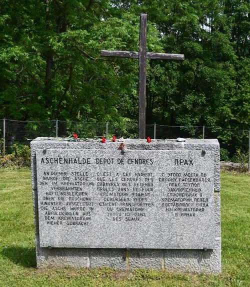 Маутхаузен. Братские могилы узников концлагеря «Маутхаузен» на воинском кладбище.