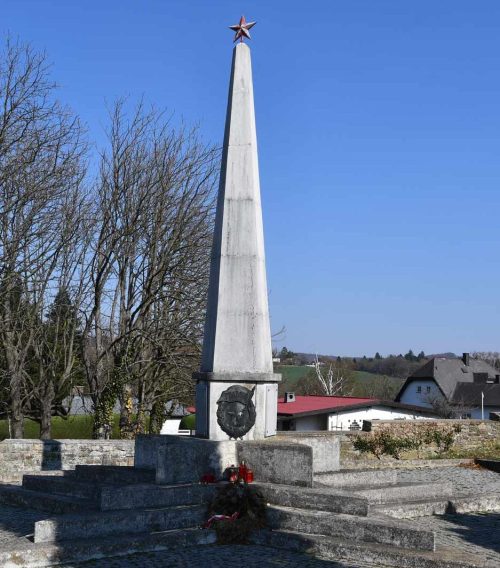 Нойленгбах. Братские и индивидуальные могилы на общинном кладбище, где захоронено 506 советских воинов.