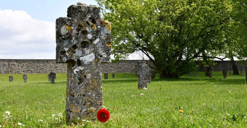 Маутхаузен. Братские могилы узников концлагеря «Маутхаузен» на воинском кладбище.