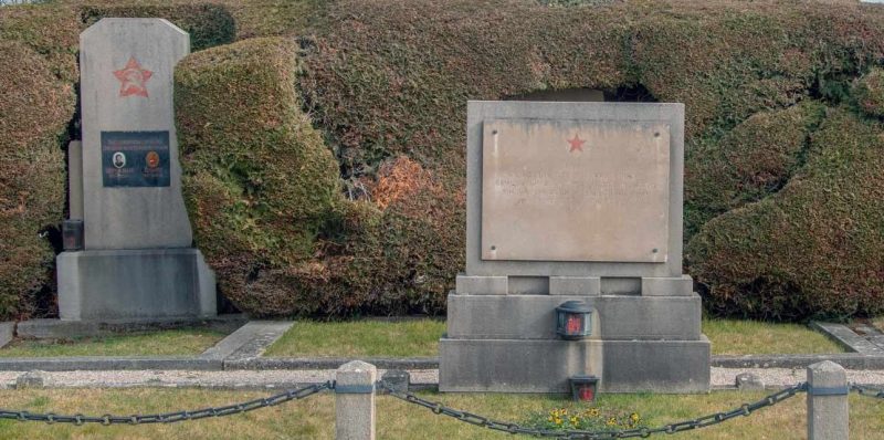 Пертхольдсдорф. Братские и индивидуальные могилы на общинном кладбище.