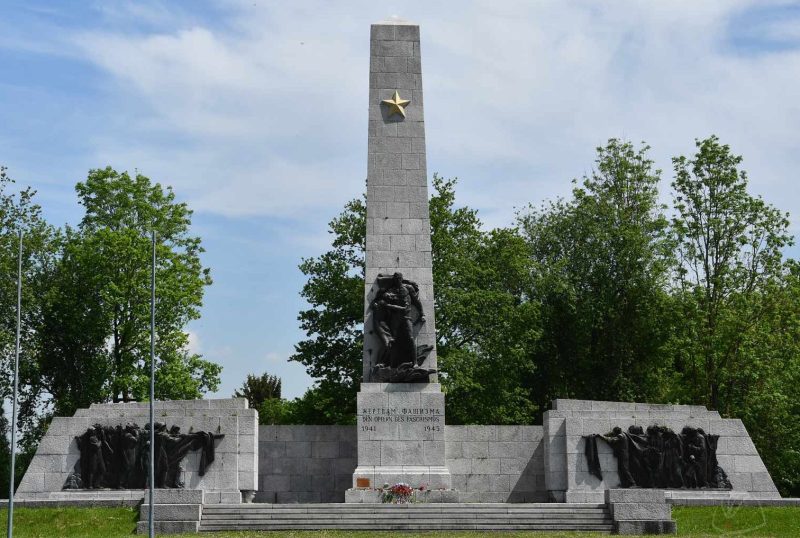 Памятник узникам - гражданам СССР.