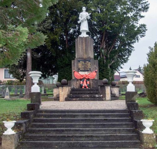 Поттшах. Братские и индивидуальные могилы на советском воинском захоронении.