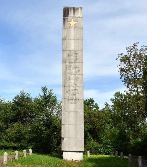 Памятник на месте «русского» лагеря.