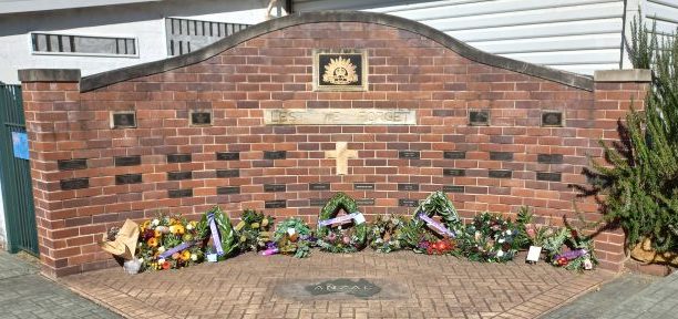 г. Хилл-Топ. Военный мемориальный зал.