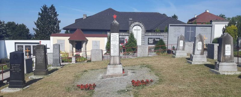 Перг. Одиночные и братские могилы на советском воинском захоронении общинного кладбища.