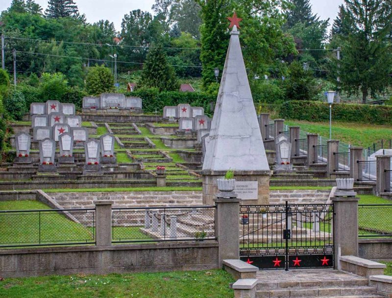 Прессбаум. Братские и индивидуальные могилы, в которых захоронено 280 советских воинов.