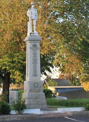 г. Эденхоуп. Военный мемориал.