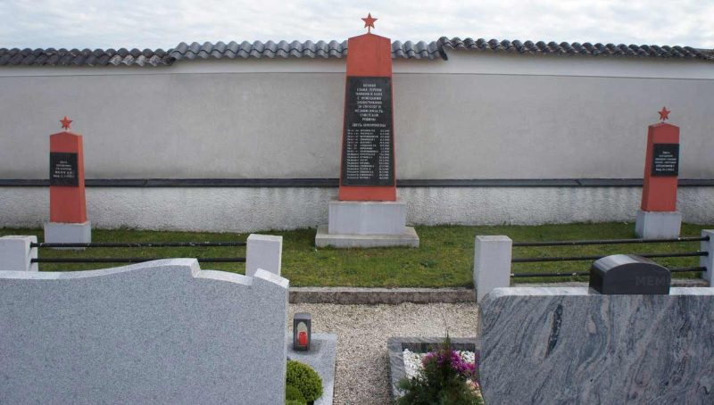 Прегартен. Одиночные и братские могилы на советском воинском захоронении общинного кладбища.