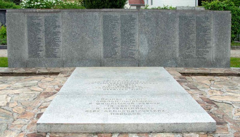 Санкт Валентин. Братская могила на общинном кладбище, где похоронено 217 советских воинов.