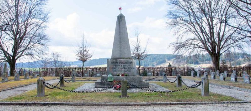 Франштадт. Индивидуальные и братские могилы на советском воинском захоронении.