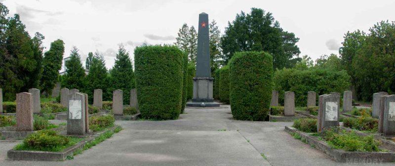 Трайскирхен. Братские и индивидуальные могилы на общинном кладбище.