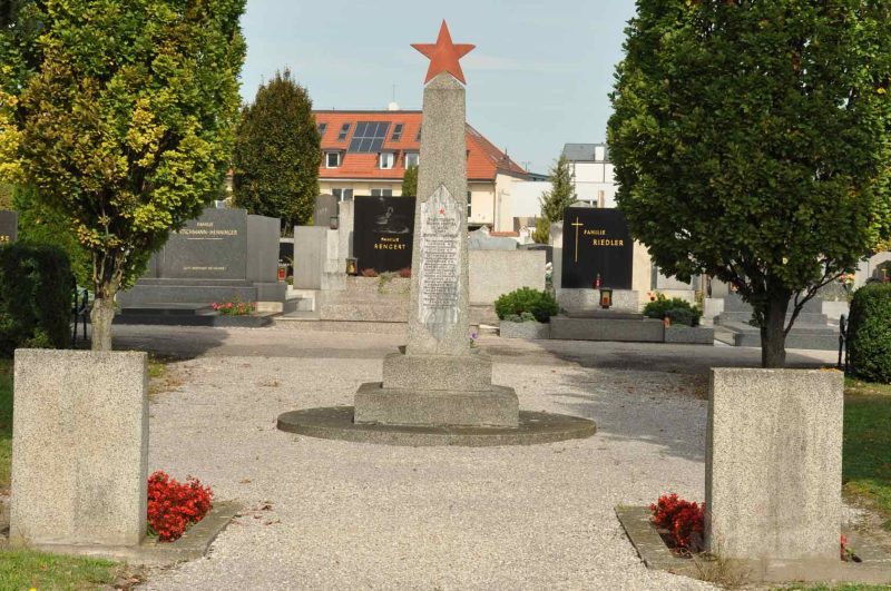 Тульн. Братские и индивидуальные могилы, в которых похоронено 152 советских воина, в т.ч. 3 неизвестных