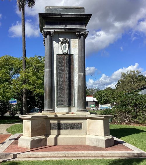 г. Эск. Военный мемориал.