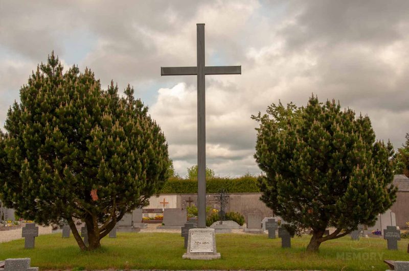 Феклабрук. Братские и индивидуальные могилы на общинном кладбище.