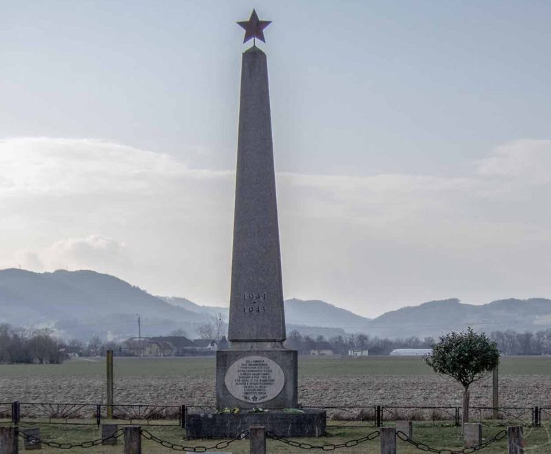Харткирхен. Советское воинское захоронение на сборном военном кладбище.