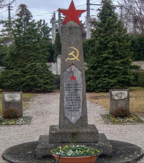 Тульн. Братские и индивидуальные могилы, в которых похоронено 152 советских воина, в т.ч. 3 неизвестных