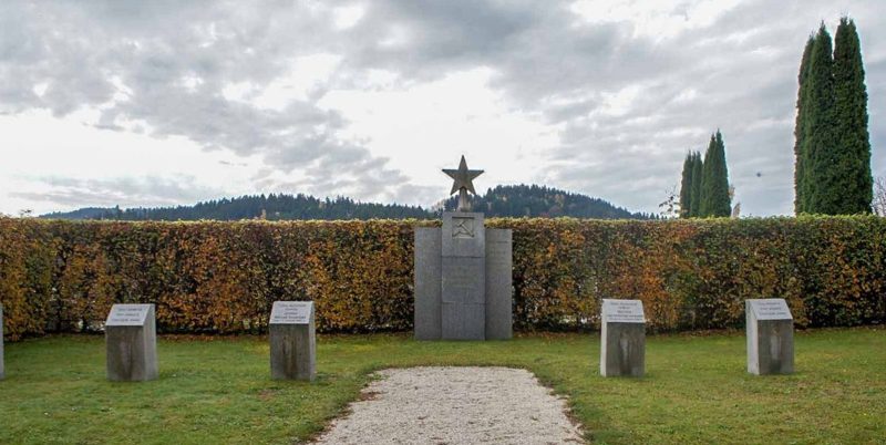 Хаслах-Ан-Дер-Мюль. Индивидуальные и братские могилы на советском участке общинного кладбища.