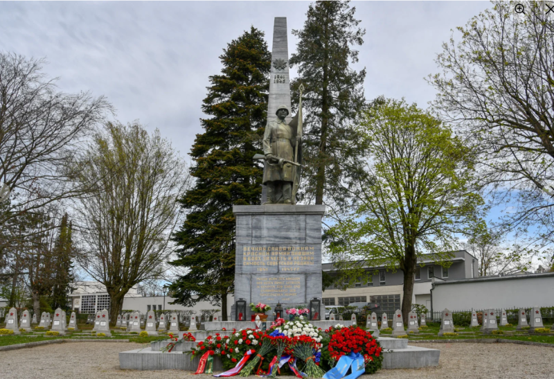 Санкт Пельтен. Индивидуальные и братские могилы, где захоронено 390 советских воинов.