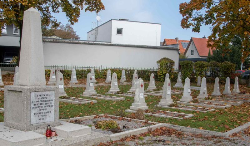 Санкт Пельтен. Индивидуальные и братские могилы, где захоронено 390 советских воинов.