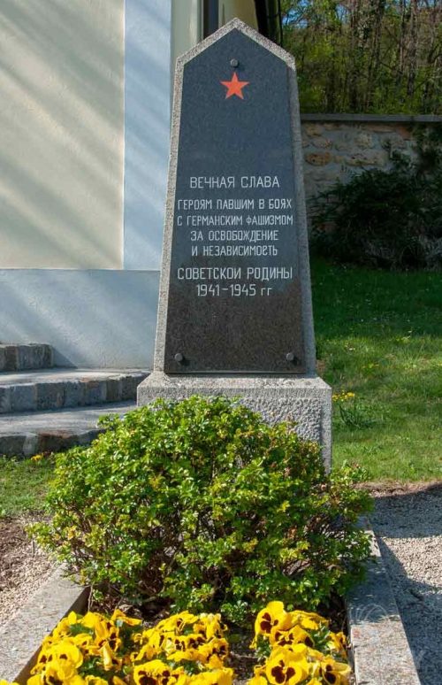 Хернштайн. Братская могила на общинном кладбище.