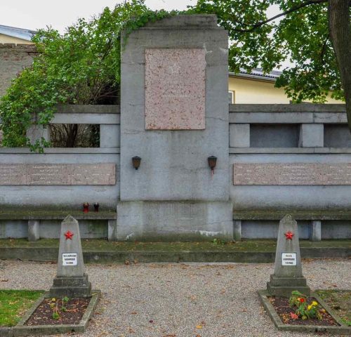 Херцогенбург. Индивидуальные и братские могилы, где похоронено 263 советских воинов.