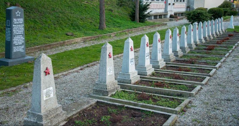 Херцогенбург. Индивидуальные и братские могилы, где похоронено 263 советских воинов.