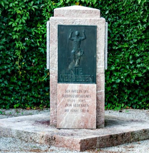 г. Штайр. Памятный камень у здания крематория, где было сожжено 4585 человек из концлагеря «Маутхаузен».