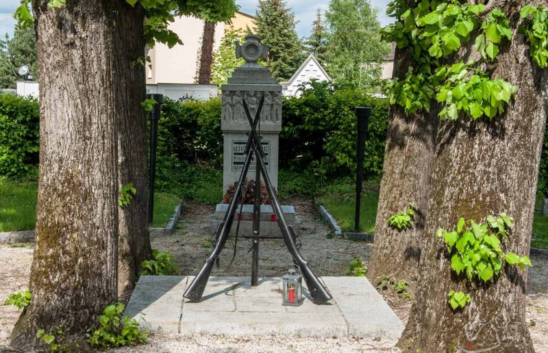 Эннс. Братская могила на общинном кладбище.