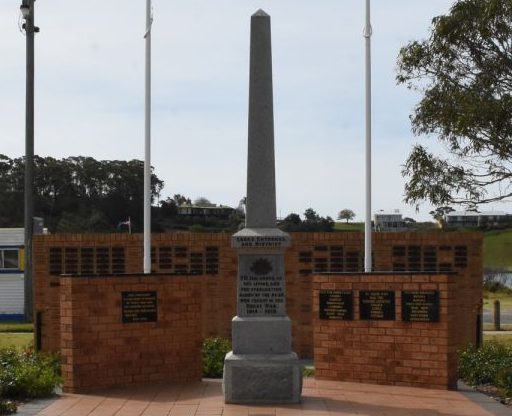 г. Лейкс-Энтранс. Военный мемориал.