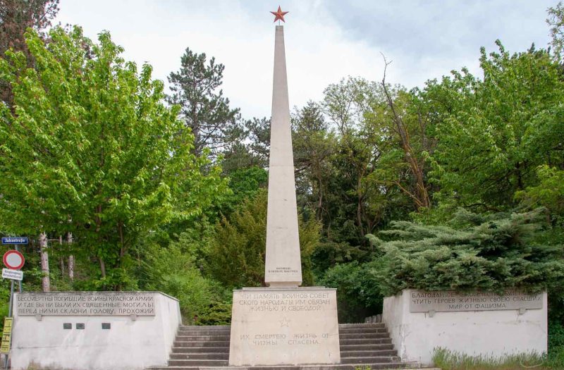 Холлабрунн. Индивидуальные и братские могилы на советском воинском захоронении.