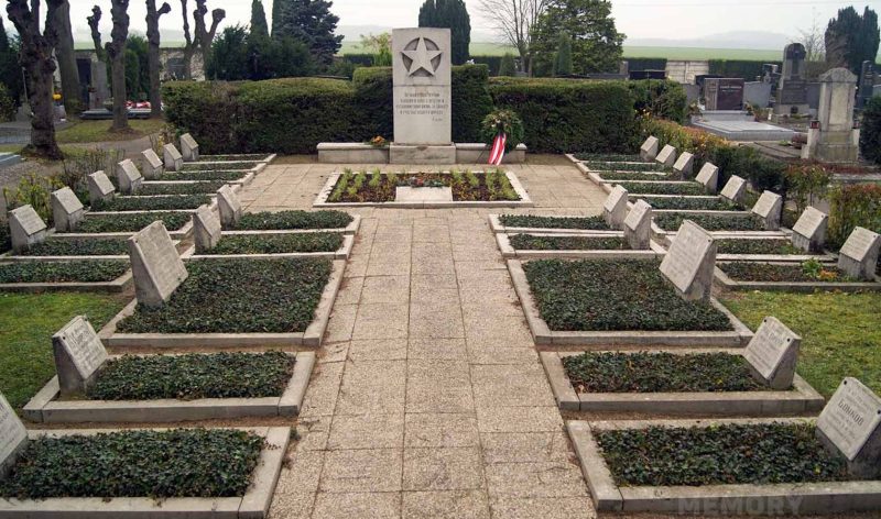 Штокерау. Братские и индивидуальные могилы на советском воинском захоронении городского кладбища.