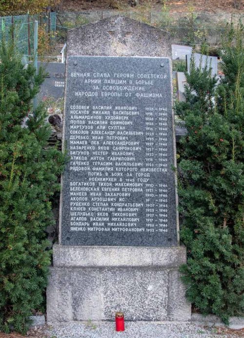 Эдлитц. Братская могила на общинном кладбище.