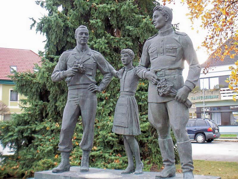 г. Эрлауф. Памятник встречи советских войск и Союзников.