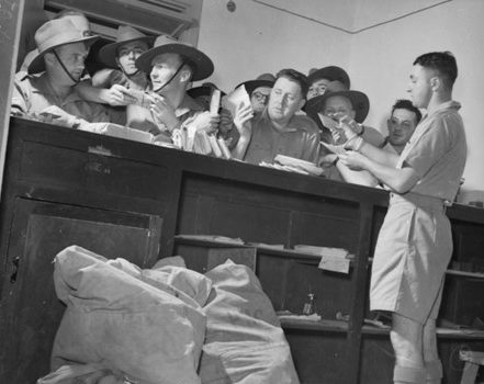 Выдача писем военнослужащим в австралийском армейском почтовом отделении. 1940 г.