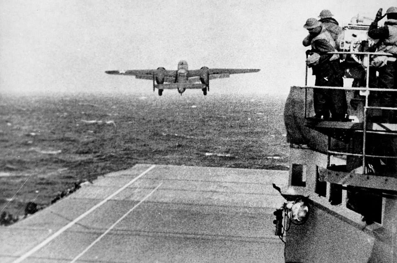 Самолет B-25 Mitchell взлетает с борта USS Hornet для выполнения рейда.
