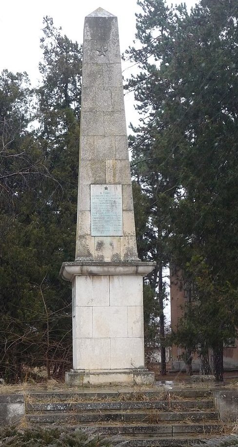 с. Александрово. Памятник партизанам.