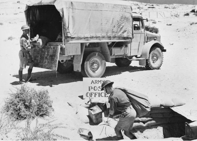Австралийский армейский передвижной почтовый пункт в Северной Африке.