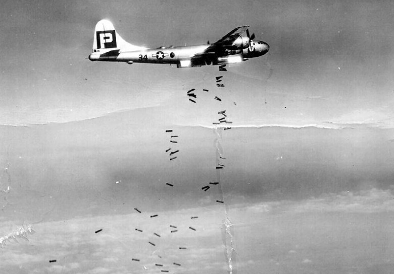 Сброс фугасных бомб с В-29. Хорошо заметно рассеивание.