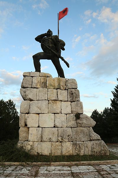 г. Байрам Цурри. Партизанское кладбище.