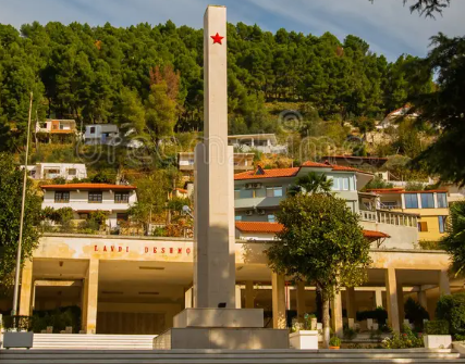 г. Берат. Мемориал посвящен жителям погибшим или пропавшим без вести во Второй мировой войне.