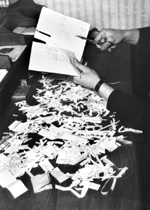 Военная цензура писем. Мельбурн, 14 июля 1943 г. Почтовый цензор вырезает из письма ненужные фрагменты.