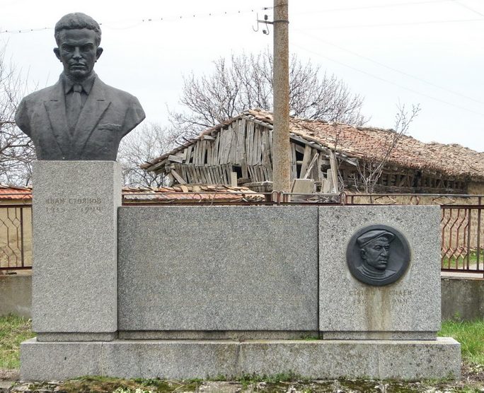 с. Берковски. Антифашистский памятник в центре села.