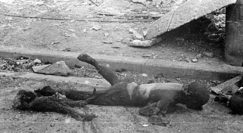 Обгоревшее тело женщины, которая несла на спине ребенка.